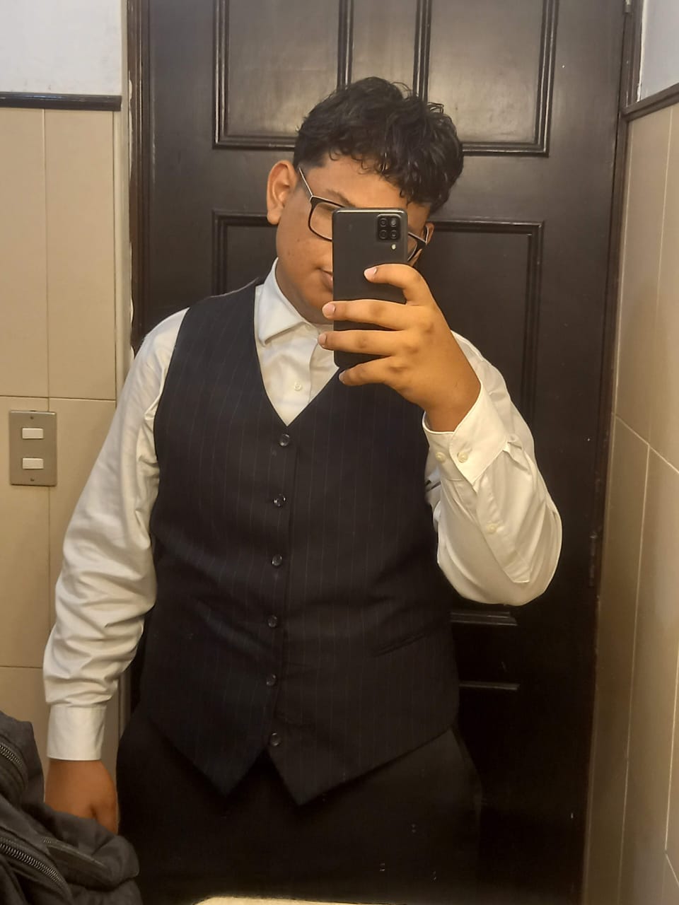 Foto personal (uniforme blanco/negro) - colocar aquí